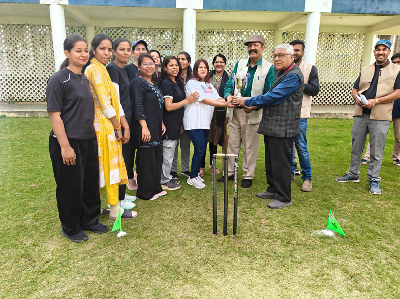 Bhopal. Intra-Group Staff Cricket Tournament held at Radharaman Group ended with enthusiasm today.